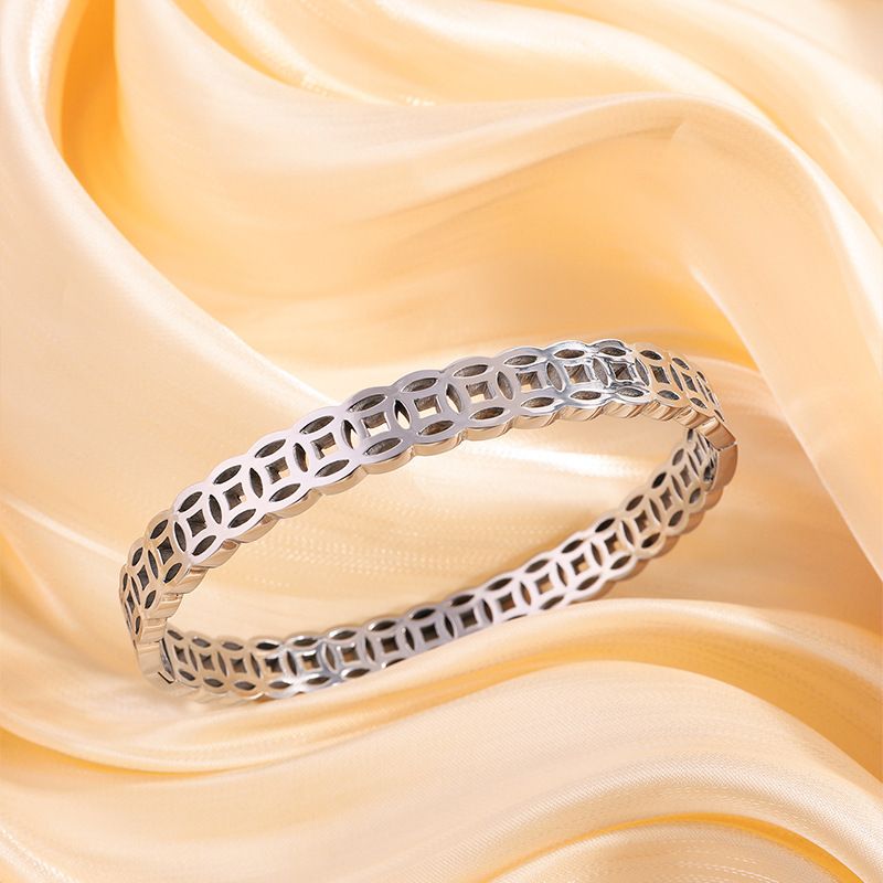 Braccialetto di diamanti da donna, bracciale in acciaio al titanio dorato, bracciale in acciaio inossidabile in stile cinese, bronzo antico cavo per donna, bracciale in titanio resistente allo sbiadimento di alta qualità_voghion.com