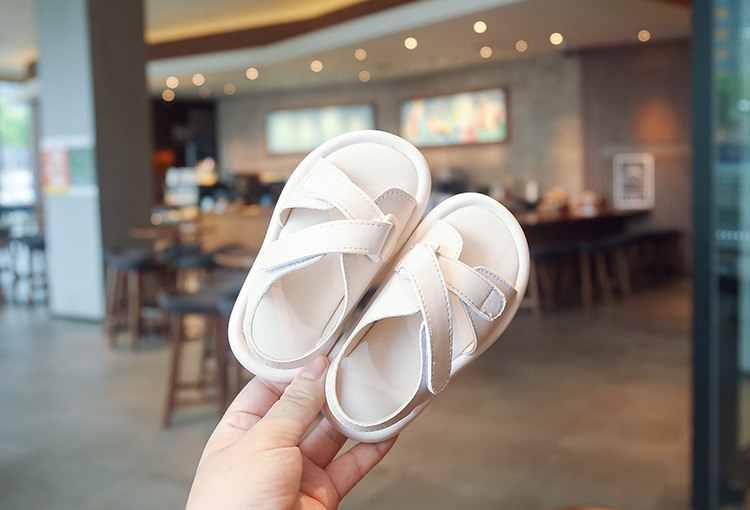 2024 Sandali versatili per bambini semplici alla moda da spiaggia della nuova ragazza estiva 2024 Scarpe singole di marca alla moda con suola morbida_voghion.com