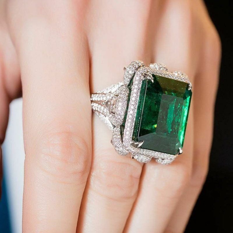 Anillo de turmalina verde esmeralda imitado por Cao Fang, con temperamento exagerado y un anillo rectangular dominante._voghion.com