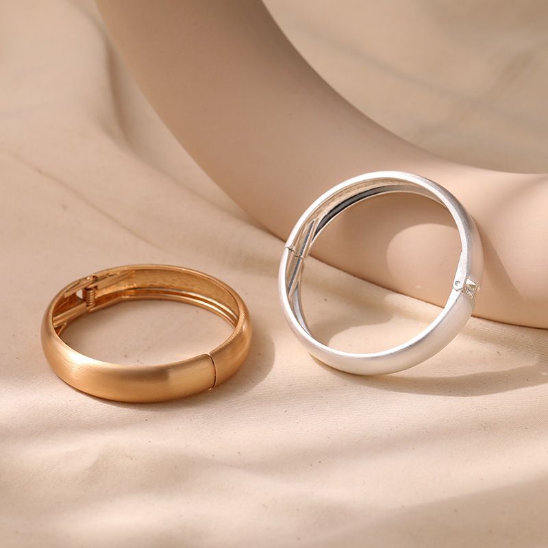 Bracelet pour femme tempérament, design de bracelet à cercle simple et lisse_voghion.com