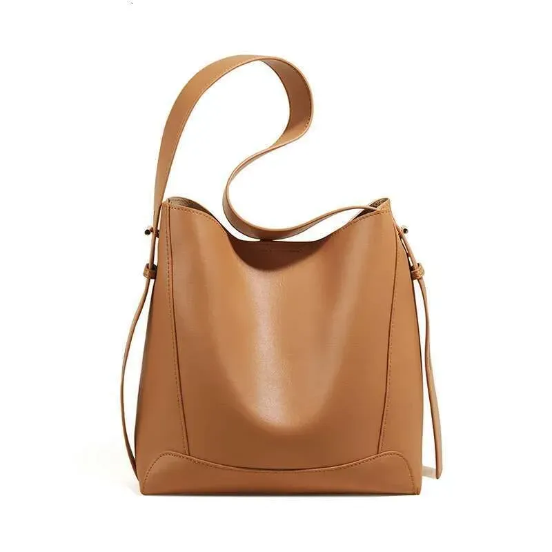 Borsa a tracolla grande da donna in pelle scamosciata, con tracolla larga e regolabile, stile designer 2025_voghion.com