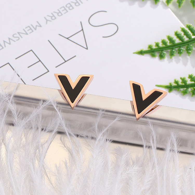 V Wort Schwarz Einfacher Buchstabe Damen Neue Trendy Kleine Temperament Ohrschmuck Ohrringe_voghion.com