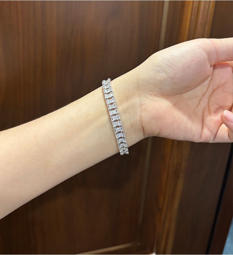 Bracciale da donna elegante con fascia larga geometrica cava e dettagli in diamanti, in argento sterling 925, pezzo minimalista da indossare tutti i giorni._voghion.com