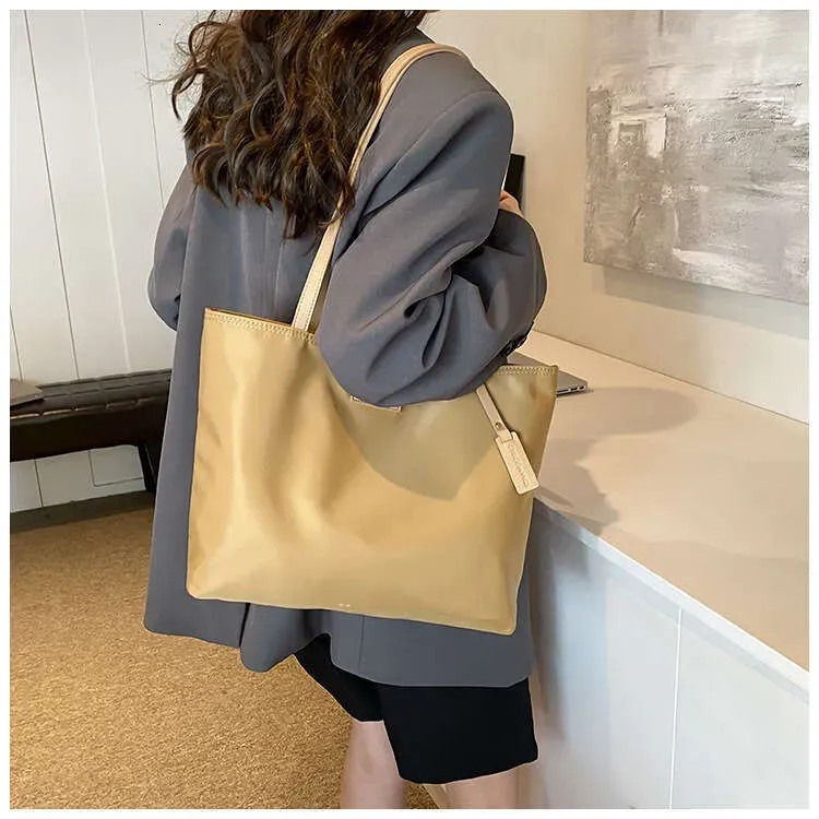 Korean Style Casual Large Capacity Nylon Commuter Versatile Shoulder Lightweight Handheld Tote Bag_voghion.com