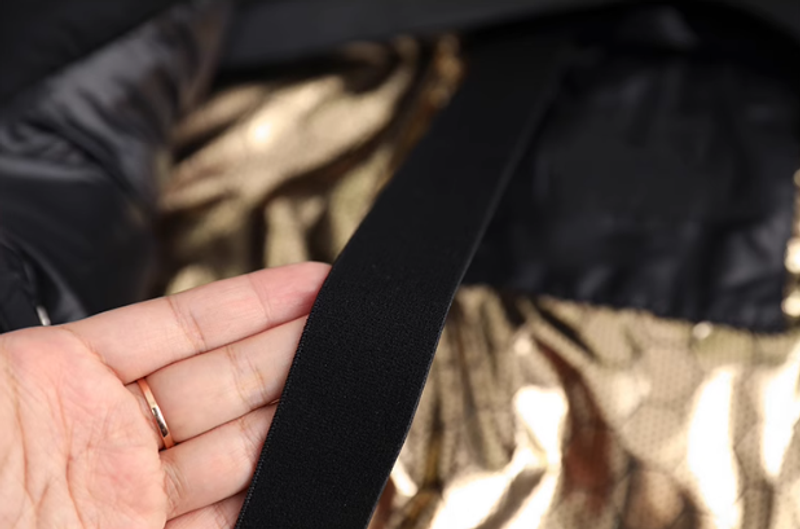 Damenbekleidung schwarz-goldene, neue, nationale Standard-Daunenjacke aus weißer Ente, mittellang, für Damen mit winddichter Kapuze_voghion.com