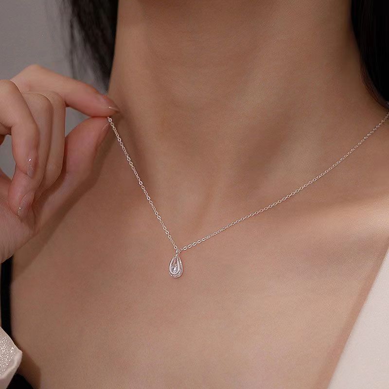 Collana con goccia d'acqua in zircone AAA, pendente da donna leggero e lussuoso, design semplice e di nicchia, in acciaio al titanio, con catena per clavicola_voghion.com