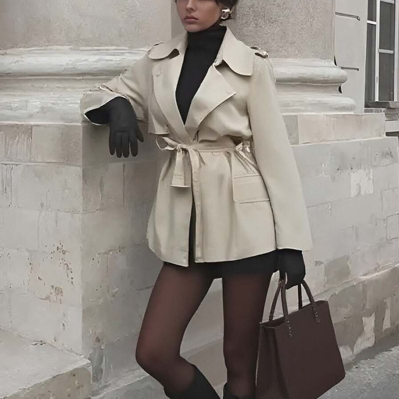 Abrigo corto tipo gabardina de estilo británico, con cinturón, manga larga y hombros drapeados, nuevo modelo de otoño de 2025._voghion.com