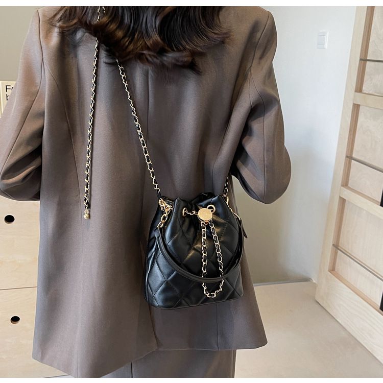 Borsa a tracolla con tracolla di alta qualità, versatile e alla moda, con catena trapuntata, per donna, 2023_voghion.com