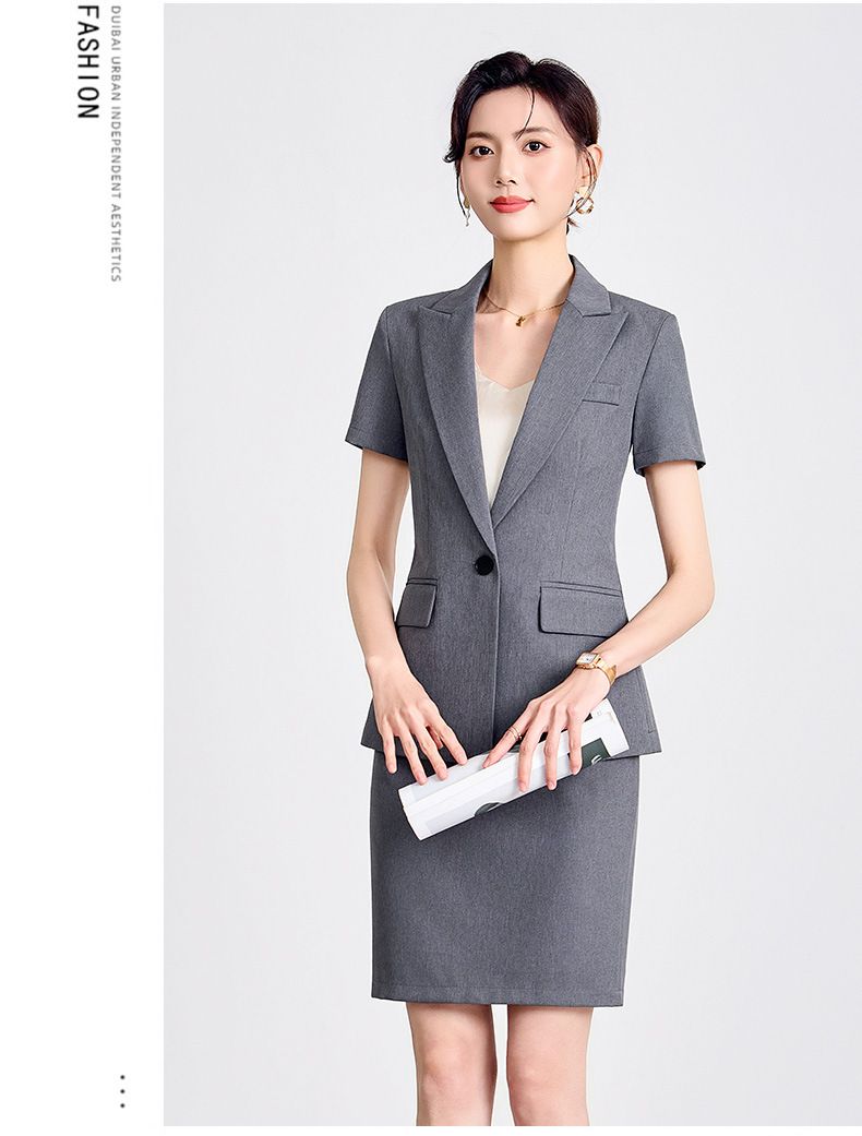 Completo professionale grigio, temperamento femminile, salone di bellezza dell'hotel, reception, caposquadra, manager,_voghion.com