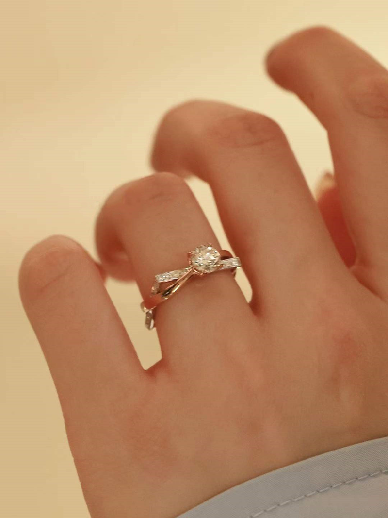 Diamante simulato rosa a doppio strato quadrato con braccio intrecciato per donna, proposta in oro con anello a quattro artigli in carati_voghion.com