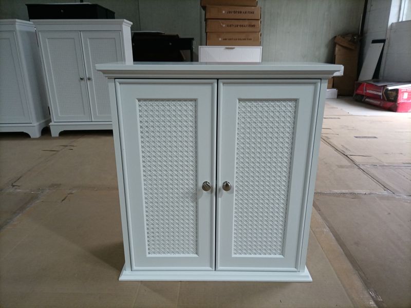 Wandmontierter Badschrank mit Korbtüren, Medizinschrank mit verstellbaren Regalen, Weiß_voghion.com