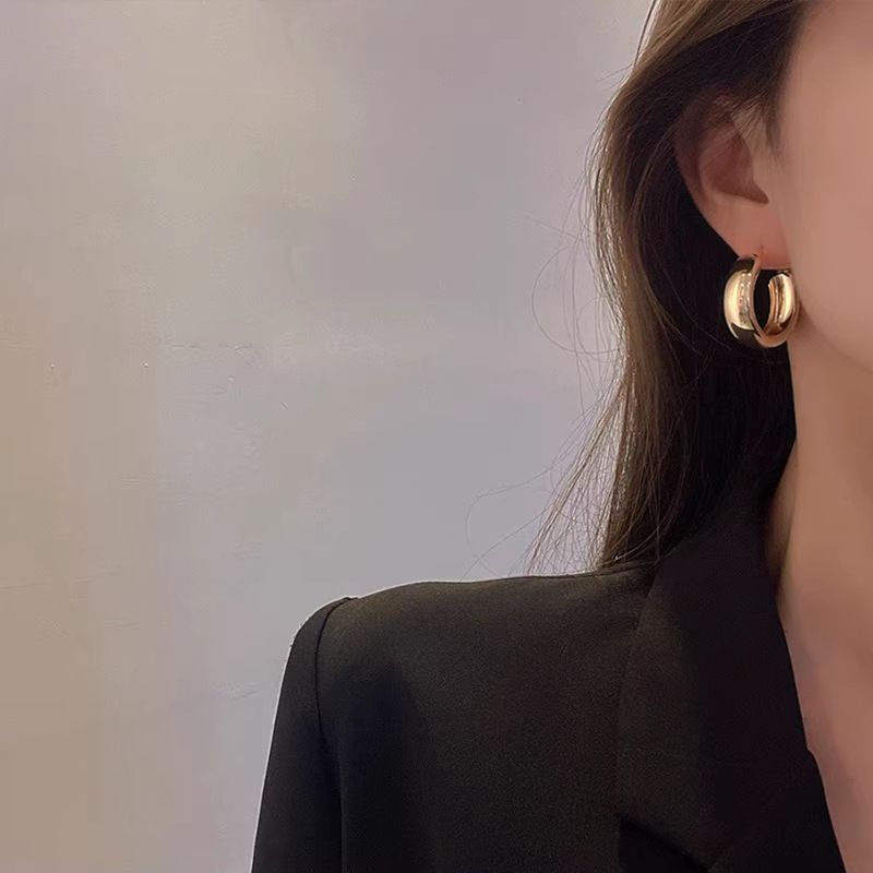 Women's earrings temperament hoop earrings 2023 new trendy high-end light luxury earrings for women retro Hong Kong style_voghion.com