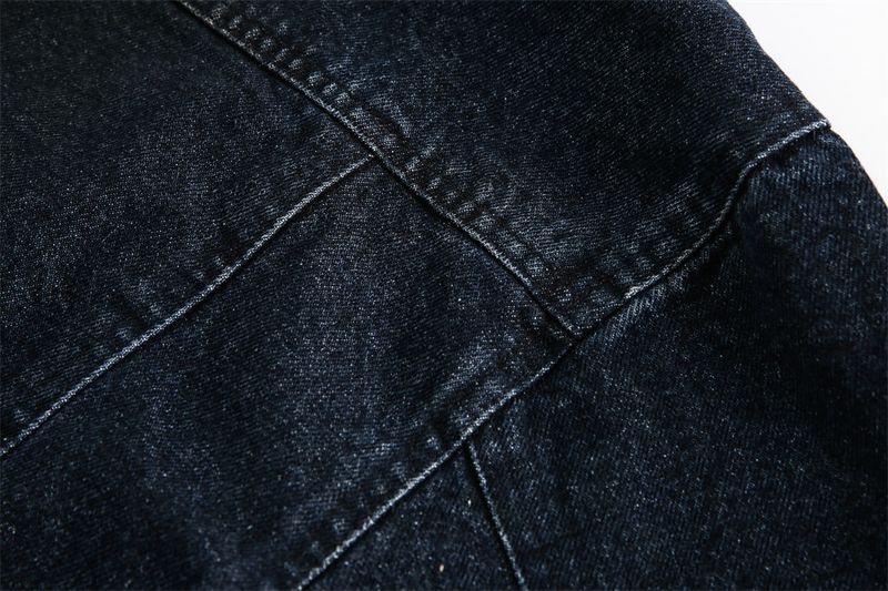 Herren-Jeansjacke im Used-Look – Akzente in Smaragdgrün mit Knöpfen, Vintage-Waschung, Streetwear im Loose Fit (Polyestermischung, Retro-Nähte)_voghion.com