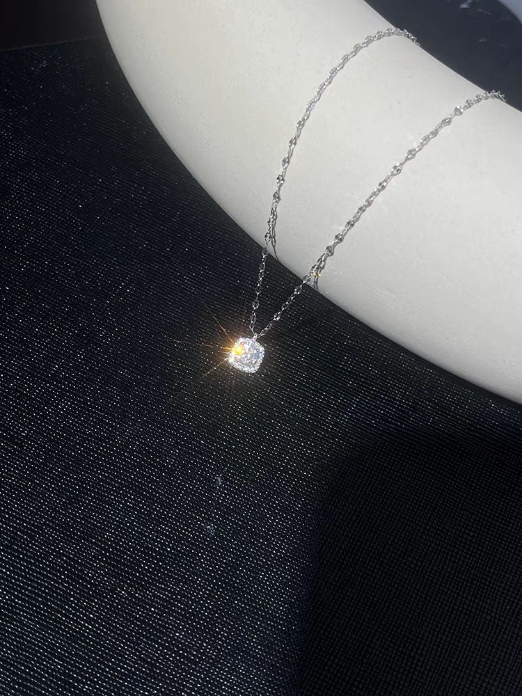 S999 Silber Kleiner Zucker für Damen mit Nischendesign, leichter Luxus-Zirkon-Schlüsselbeinkette, quadratischer Taschenschmuck-Halskette_voghion.com