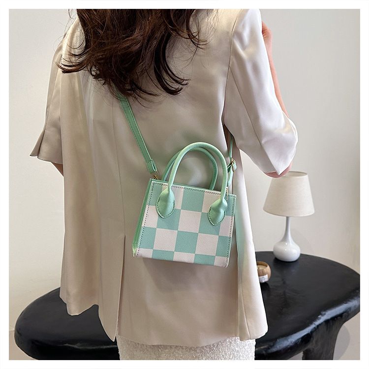Az idei népszerű női 2024-es nyári új, kis négyzet alakú, divatos és egyszerű keresztpántos táska, kontrasztos kockás mintával._voghion.com