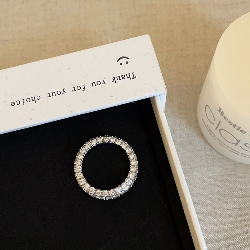 Bague de luxe légère et haut de gamme en zircone cubique à trois faces pour femme, bague polyvalente, unique et raffinée, à la mode_voghion.com