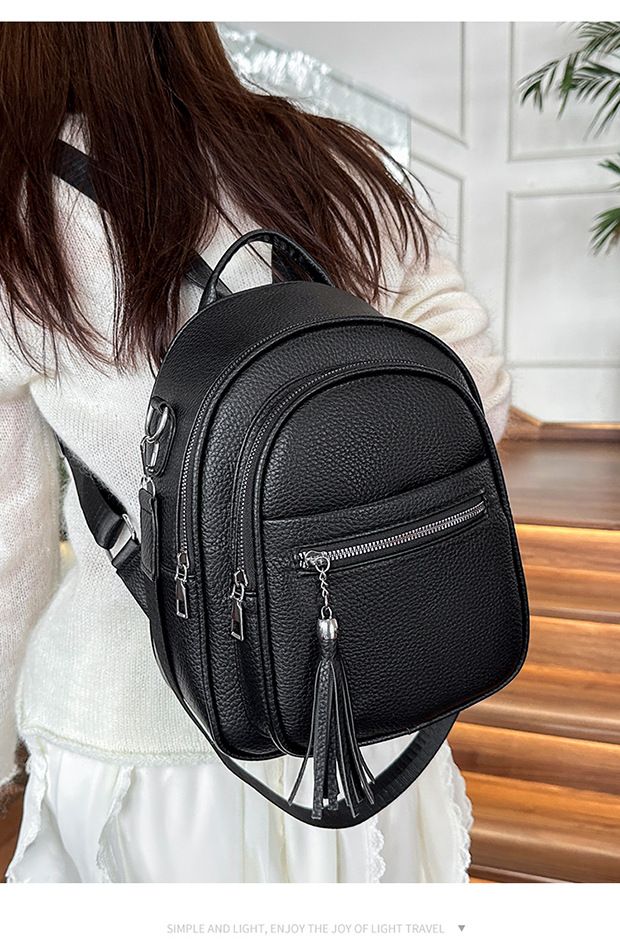 Mochila feminina em couro macio texturizado, ideal para viagens. Estilo moderno, casual e versátil. Mochila multifuncional e elegante para mulheres._voghion.com