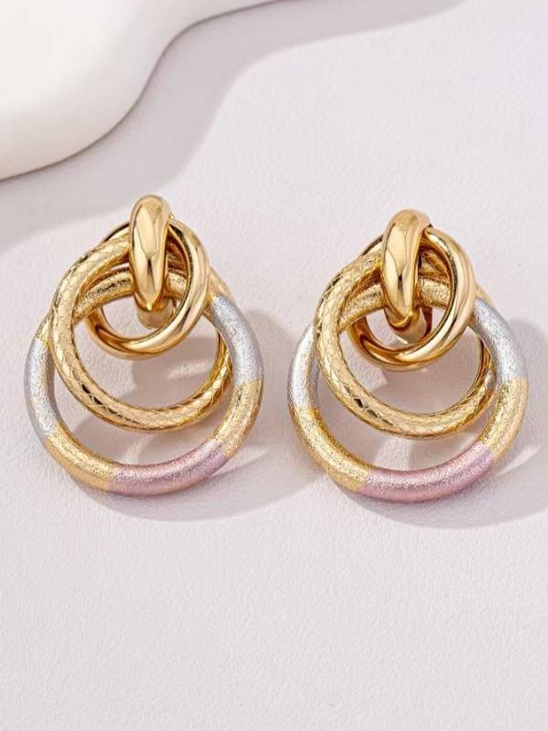 Ein Paar europäische und amerikanische hohle Retro-Ohrringe mit einfacher geometrischer Metallpockennarbe und kreuzförmiger Farbe, geeignet für den Alltag_voghion.com