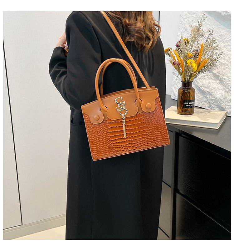 Elegante Schultertasche aus PU mit Krokodilprägung und Quastenverzierung – Geräumige Unterarmtasche für Damen, stilvoller und funktionaler Begleiter für jeden Tag_voghion.com