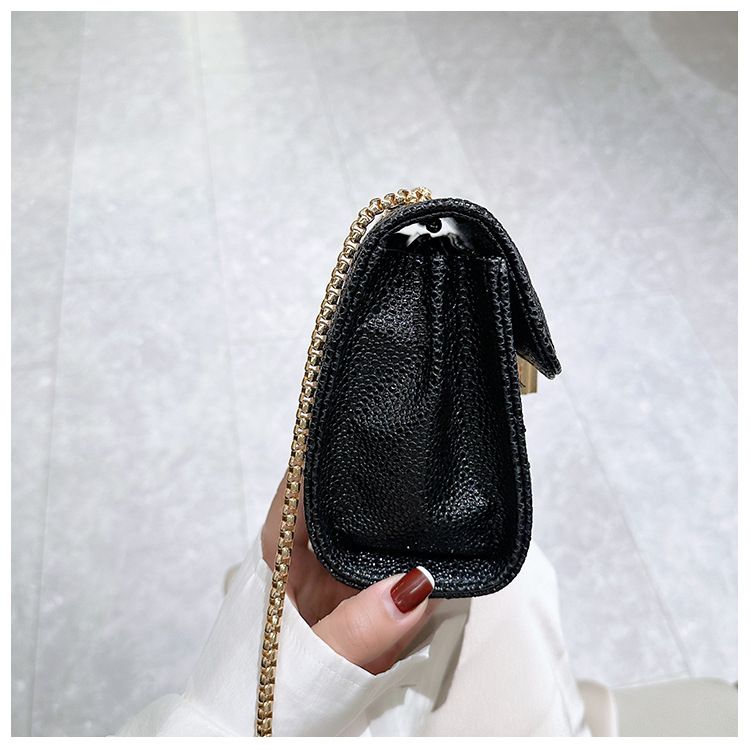 Borsa a tracolla singola con catena e motivo a struzzo in PU con fibbia a Y, grande, estate 2024_voghion.com