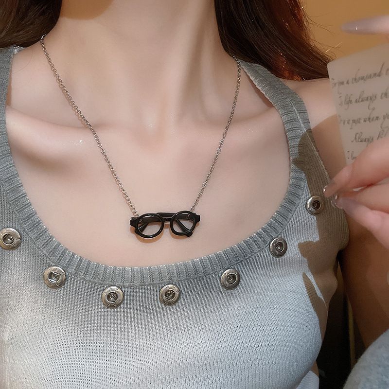 Vintage Distressed Bow Metal Necklace Ethnic Bohemian Simple Versatile Long Round Pendant 2025_voghion.com