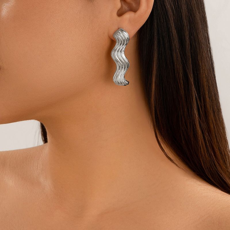 Design de metal em forma de onda suave colarinho aberto gargantilha moda irregular pulseira de lava para mulheres_voghion.com