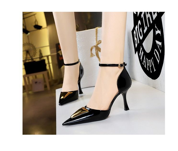 8323-K55 Sandały ze szpiczastym noskiem dla kobiet, Hollow One Button Metal Buckle Buty na wysokim obcasie, Cienkie obcasy, Lakierowana skóra błyszcząca_voghion.com