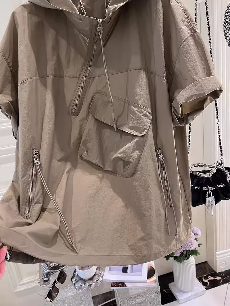 Camicia casual con cappuccio e maniche corte da uomo, stile campus, traspirante e leggera, vestibilità ampia, disponibile in cachi e nero._voghion.com