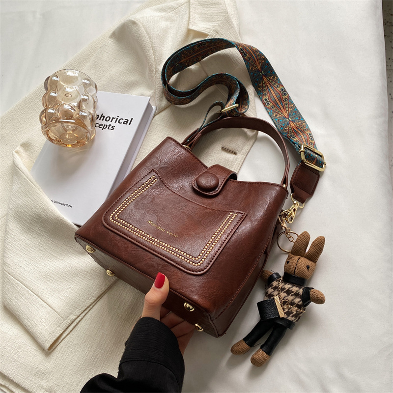 Borsa a secchiello versatile con tracolla larga e tracolla a catena, nuova tendenza per l'estate 2025 da donna._voghion.com
