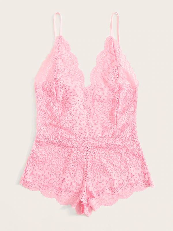 Lingerie divertente con motivo in pizzo rosa per creare prospettiva e pigiama erotico attillato e seducente_voghion.com