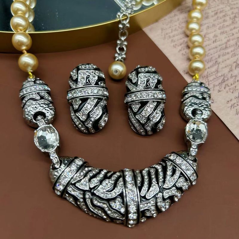 Set di collana e orecchini in perle zebrate con diamanti e strass in smalto vintage western_voghion.com