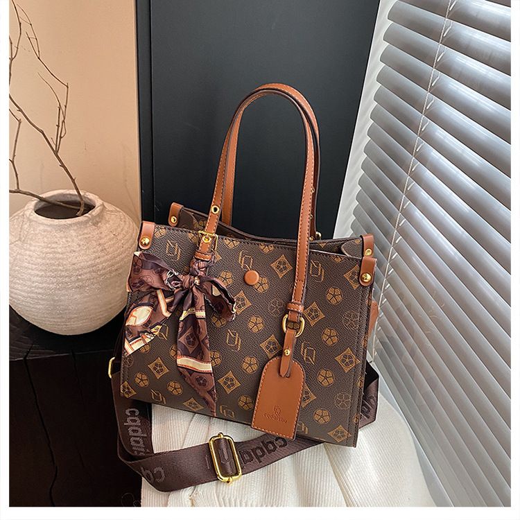 2025 Große Kapazität Einzel-Schultertasche Neue Pendler Leichte Luxus-Crossbody-Nischen-Damentasche_voghion.com
