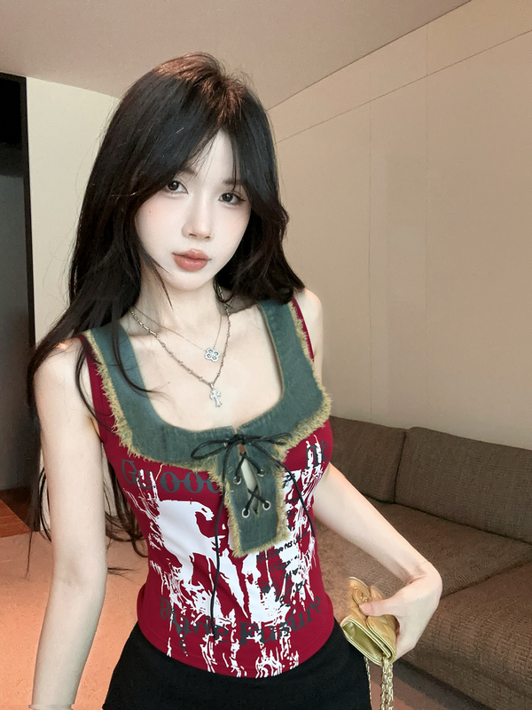 Canotta estiva in denim patchwork con stampa di lettere e lacci in stile americano, per donne con un senso del design da ragazza hot_voghion.com