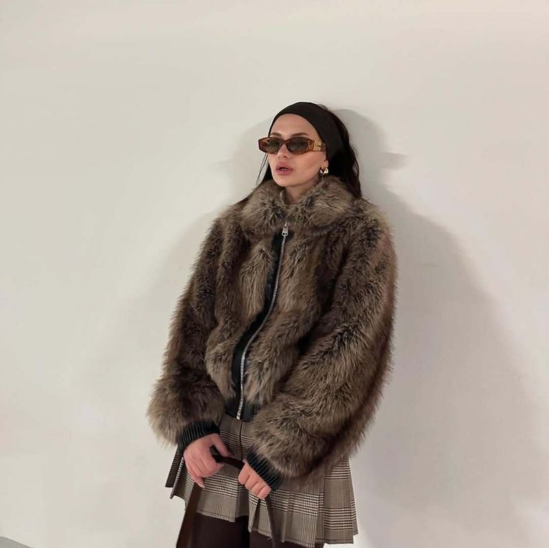 Blouson aviateur à col en fausse fourrure, style streetwear chic, prêt pour l'hiver, mélange de polyester, manches longues, col montant, tailles S/M/L/XL, vêtements d'extérieur tendance pour femme._voghion.com