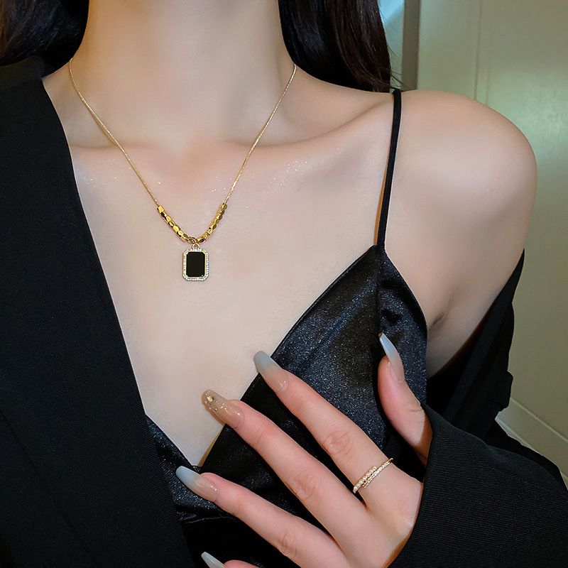 Collana geometrica per donna, leggera e lussuosa, di nicchia, lunga e squisita, con collo a maglione autunnale e invernale._voghion.com