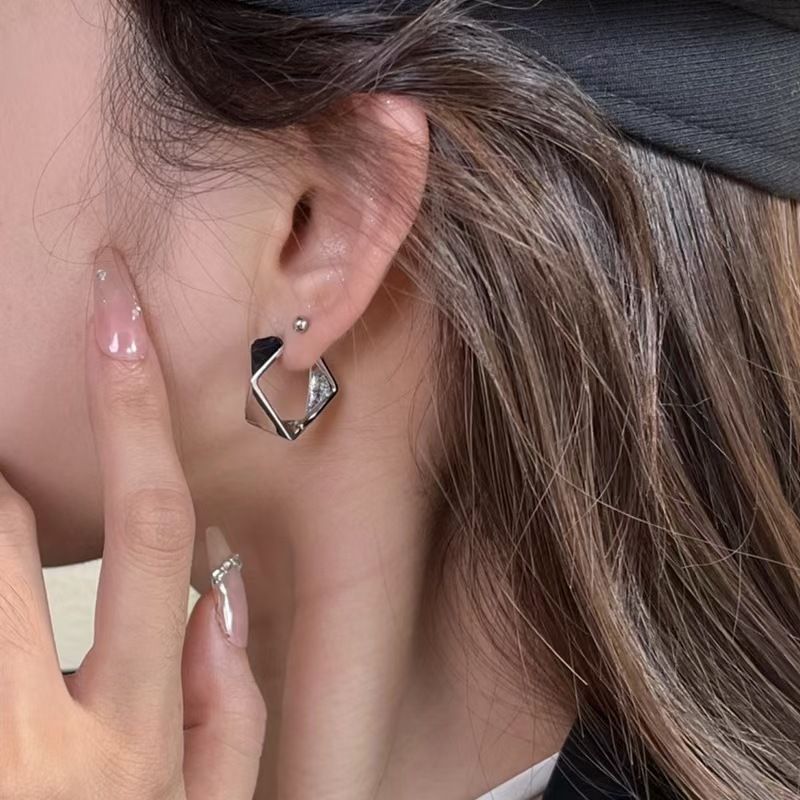 New plain diamond shaped irregular with geometric buckles, niche design, high-end ear loops, fashionable and cool_voghion.com