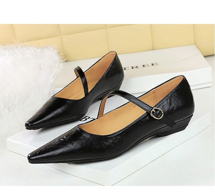 3683-13 Modische und stilvolle Damenschuhe mit flacher Öffnung, schrägem Absatz, diagonalem Strohhalm, dekorativem Handgriffmuster,_voghion.com