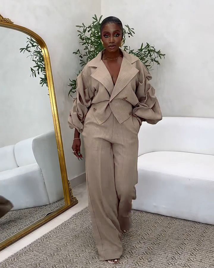 Completo da donna per il pendolarismo: camicetta con ampio risvolto e pantaloni con maniche a pieghe_voghion.com