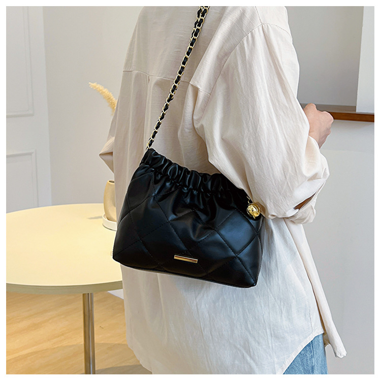 Crossbody-väska för kvinnor, mjukt läder, stor kapacitet Modeveckad kedja Axelväska Fritidsväska Crossbody-väska med dragsko_voghion.com