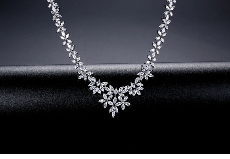 Elegante collana da sposa con zirconi cubici e design geometrico per matrimoni e banchetti. Gioielli per banchetti nuziali._voghion.com