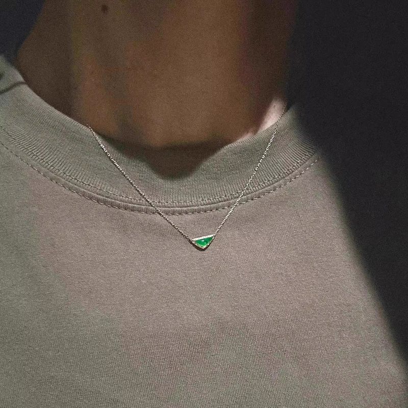 Nuova collana cinese in calcedonio con triangolo di diamanti intarsiati micro per donna, clavicola di lusso leggera e di alta gamma_voghion.com