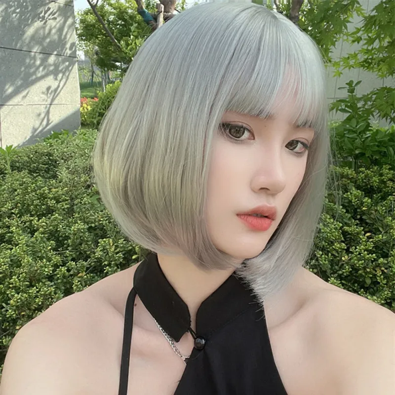 Vruće prodavana siva bob sintetička prirodna kosa s pahuljastim šiškama za žene kratke ravne perike otporne na toplinu svakodnevna cosplay perika_voghion.com