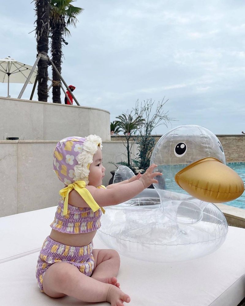 Adorable maillot de bain fleuri pour bébé fille avec bonnet – Tissu en soie lait douce, design coréen élégant pour 0 à 4 ans_voghion.com