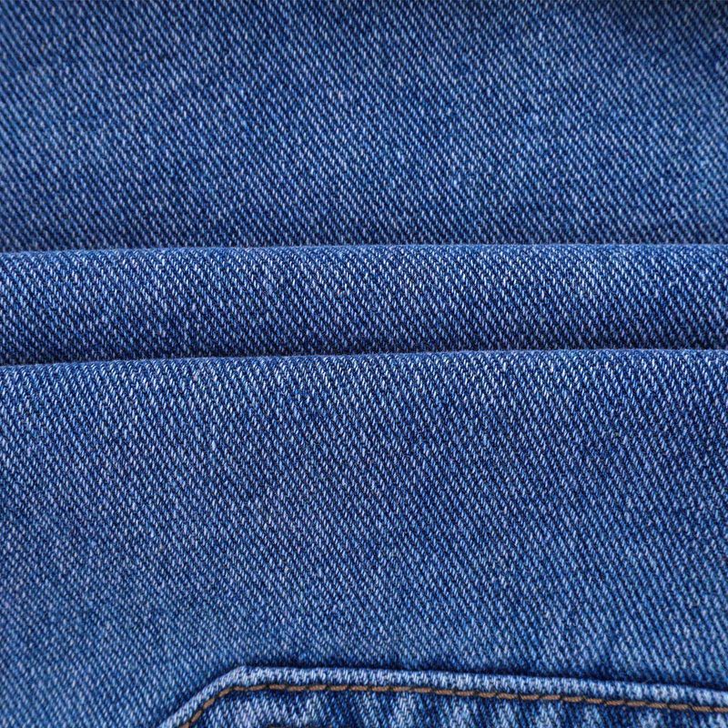 Ropa informal de moda para hombre: pantalones cortos vaqueros rotos con tirantes_voghion.com