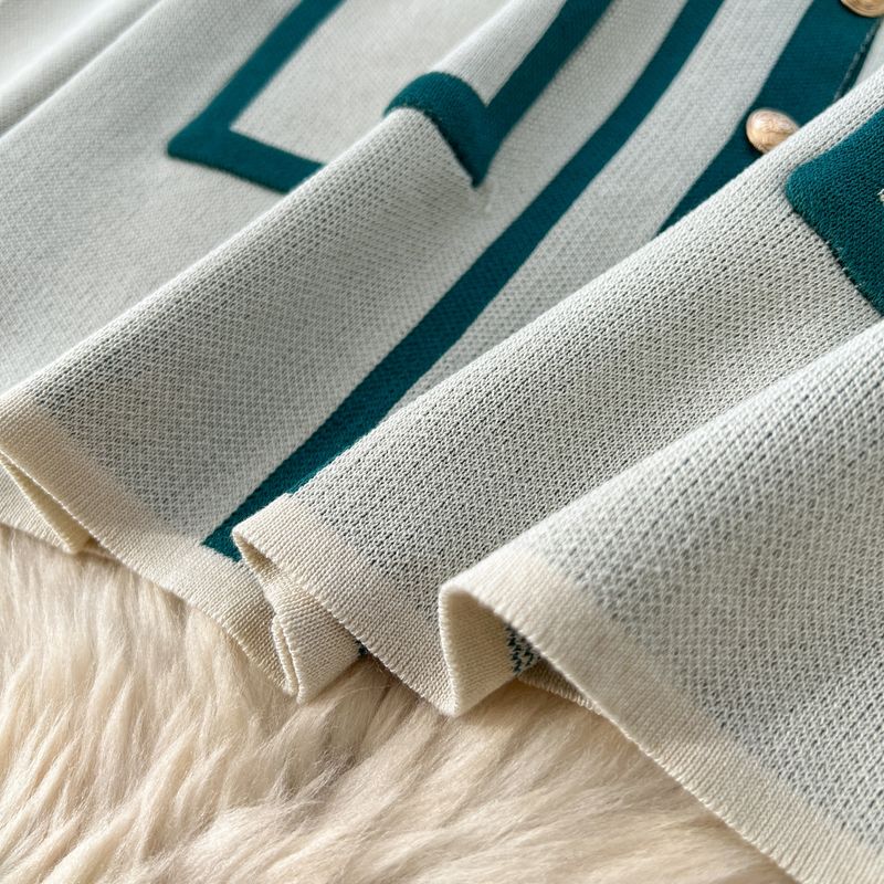 Ropa de mujer de estilo relajado, colores contrastantes de moda, solapa con botones metálicos, suéter de manga larga y pantalones anchos de cintura alta._voghion.com