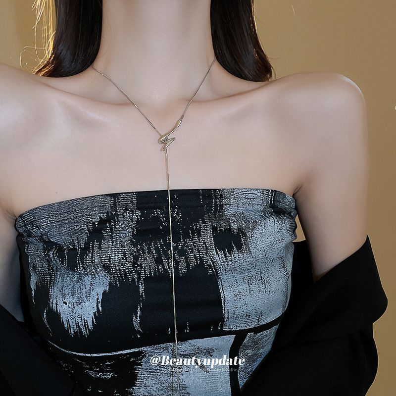 Collana minimalista con nodo intrecciato e giuntato, nuova e versatile collana con catena per maglione dal design alla moda_voghion.com