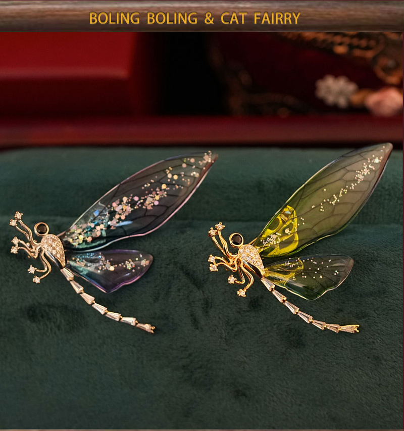 Spilla libellula, ottone placcato oro, micro zirconi intarsiati, pastorale due colori primavera, estate e autunno sul petto_voghion.com