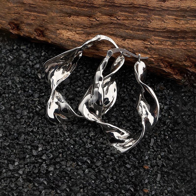 Orecchini a cerchio intrecciati irregolari in argento sterling S925, leggeri, di lusso, alla moda, dal design geometrico per le donne. Orecchini di design di nicchia alla moda._voghion.com