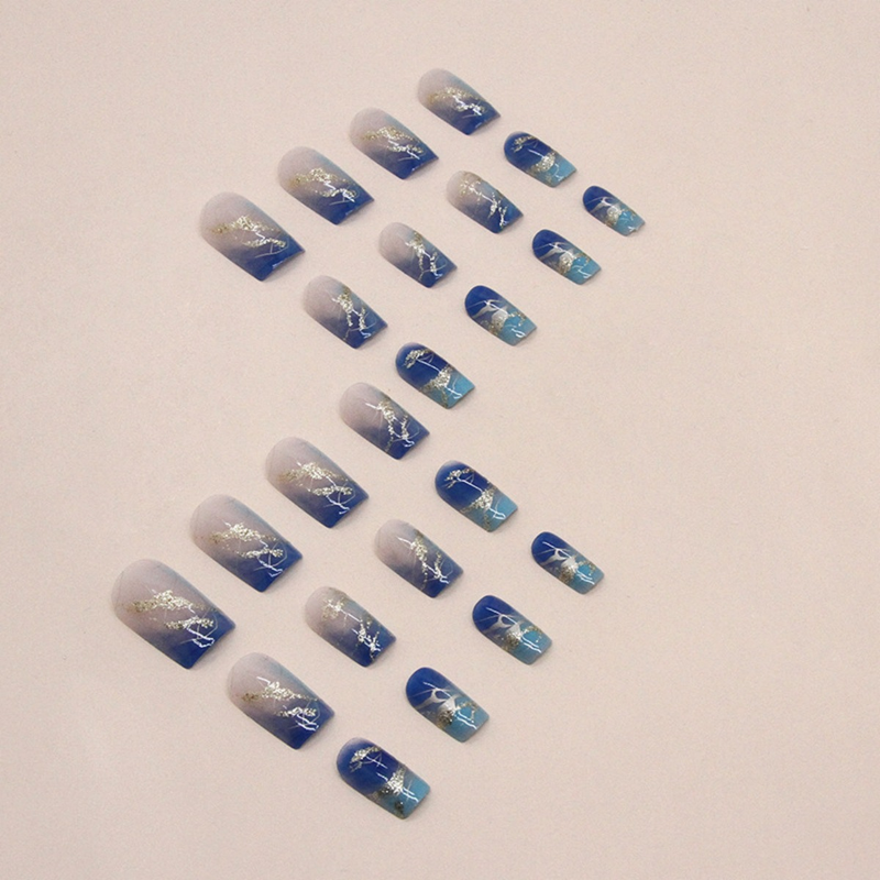 Indossare smalto per unghie di media lunghezza in stile europeo, tinta blu freddo con linee in lamina d'oro, unghie_voghion.com