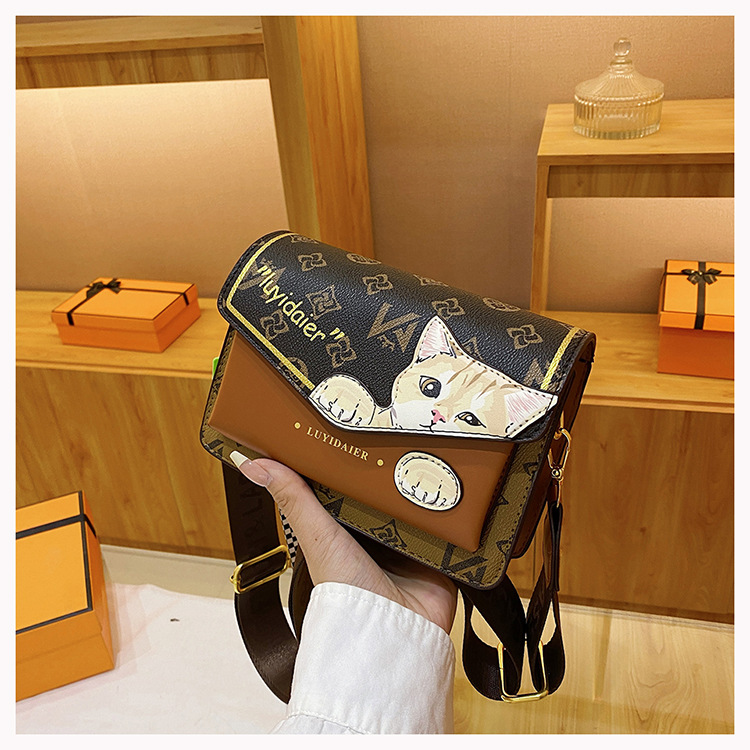Postman's 2023 Autumn/Winter New Trend Small Square One Crossbody Bag Cartoon Cat Wide Shoulder Strap_voghion.com